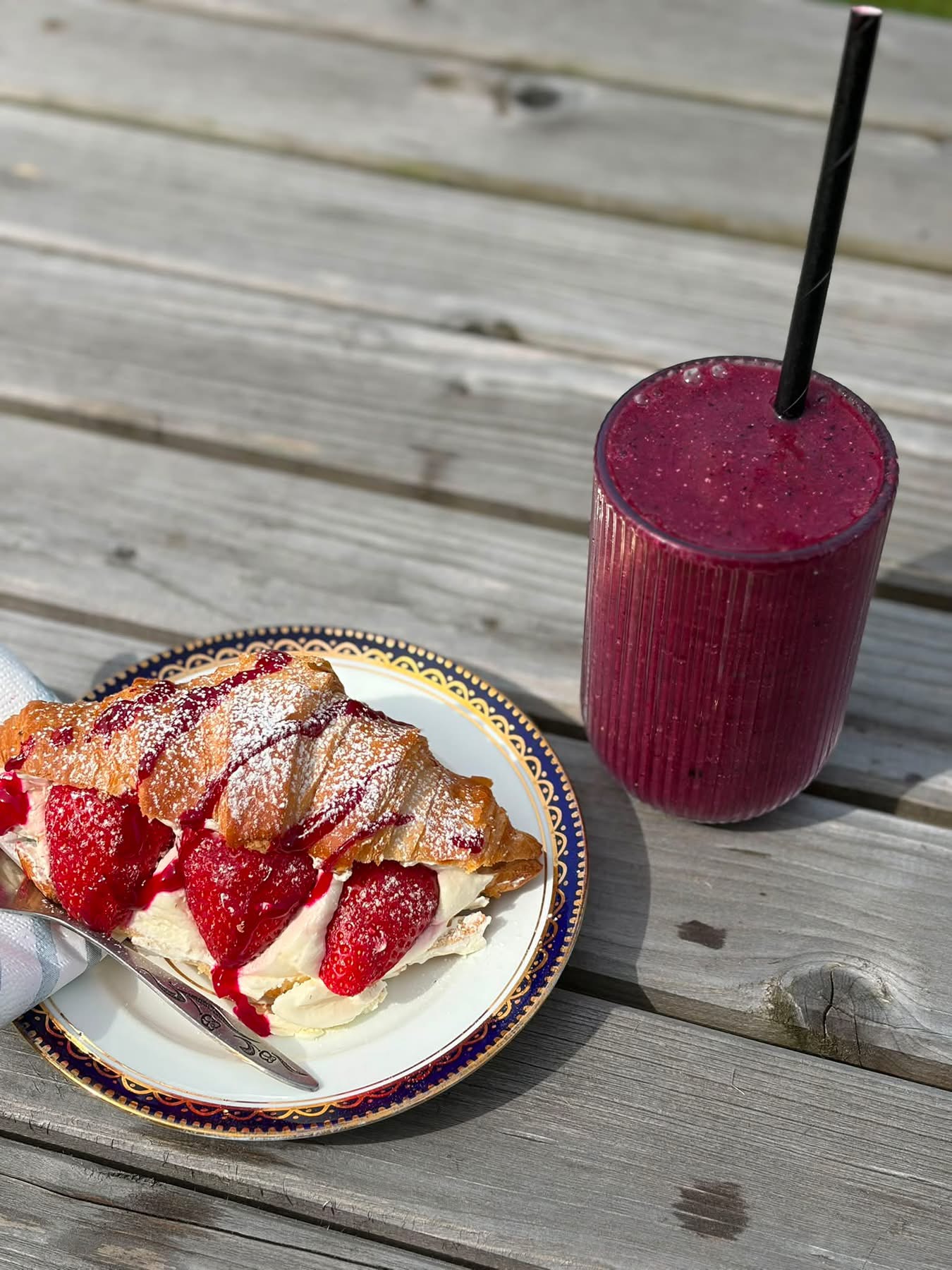 Strawberry croissant and berry smoothie
